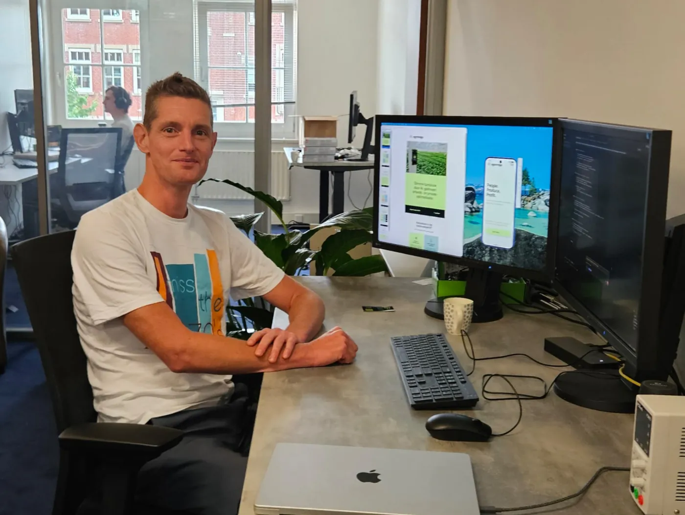 Marcel Hazenbroek, oprichter van Agromigo, aan zijn bureau met Agromigo op het scherm